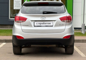 Подержанный автомобиль Hyundai ix35 2011 года (6 фото)