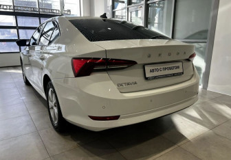 Подержанный автомобиль Skoda Octavia Liftback 2021 года (4 фото)