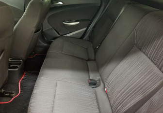 Подержанный автомобиль Opel Astra Hatchback 2011 года (10 фото)