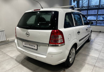Подержанный автомобиль Opel Zafira Compactvan 2011 года (5 фото)