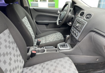 Подержанный автомобиль Ford Focus Sedan 2005 года (9 фото)