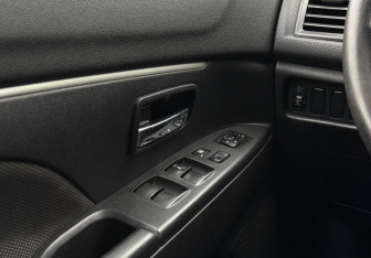 Подержанный автомобиль Mitsubishi ASX 2010 года (14 фото)