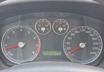Подержанный автомобиль Ford Focus Hatchback 2007 года (12 фото)