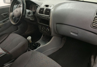 Подержанный автомобиль Hyundai Accent Sedan 2004 года (14 фото)