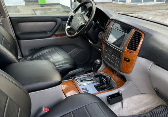 Подержанный автомобиль Toyota Land Cruiser Suv 2006 года (10 фото)