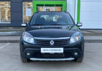 Подержанный автомобиль Renault Sandero 2014 года (2 фото)
