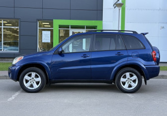 Подержанный автомобиль Toyota RAV4 2003 года (8 фото)