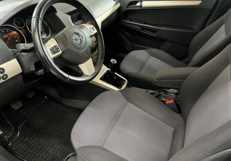 Подержанный автомобиль Opel Astra Sedan 2008 года (9 фото)