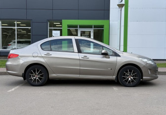 Подержанный автомобиль Peugeot 408 2014 года (4 фото)