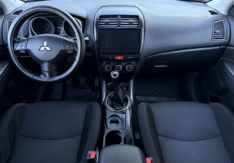Подержанный автомобиль Mitsubishi ASX 2011 года (11 фото)