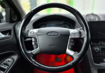 Подержанный автомобиль Ford Mondeo Sedan 2013 года (12 фото)