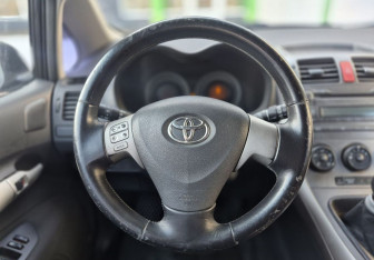 Подержанный автомобиль Toyota Auris Hatchback 2007 года (13 фото)