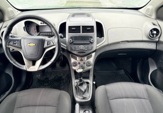 Подержанный автомобиль Chevrolet Aveo Sedan 2013 года (9 фото)