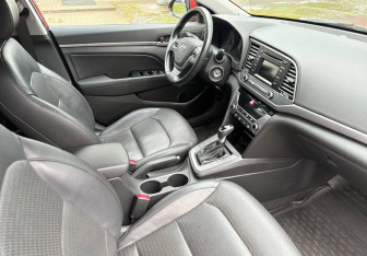 Подержанный автомобиль Hyundai Elantra Sedan 2016 года (10 фото)