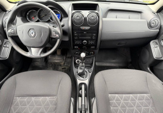 Подержанный автомобиль Renault Duster 2017 года (11 фото)