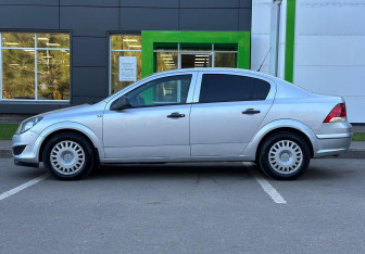 Подержанный автомобиль Opel Astra Sedan 2010 года (7 фото)