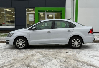 Подержанный автомобиль Volkswagen Polo Sedan 2018 года (8 фото)