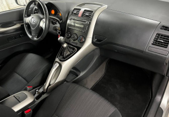 Подержанный автомобиль Toyota Auris Hatchback 2008 года (10 фото)