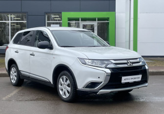Подержанный автомобиль Mitsubishi Outlander 2018 года (3 фото)