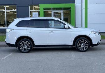 Подержанный автомобиль Mitsubishi Outlander 2014 года (4 фото)