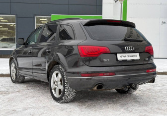 Подержанный автомобиль Audi Q7 2015 года (7 фото)