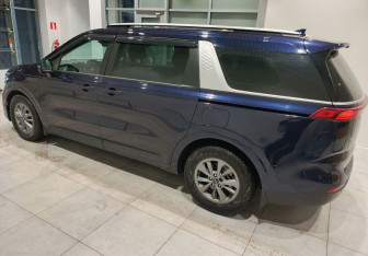 Подержанный автомобиль Kia Carnival 2021 года (10 фото)