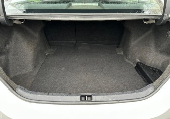 Подержанный автомобиль Toyota Corolla Sedan 2014 года (15 фото)