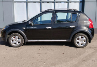 Подержанный автомобиль Renault Sandero 2012 года (5 фото)