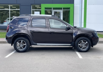Подержанный автомобиль Renault Duster 2015 года (4 фото)