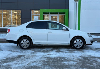 Подержанный автомобиль Volkswagen Jetta Sedan 2009 года (8 фото)