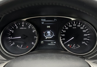 Подержанный автомобиль Nissan X-Trail 2015 года (12 фото)