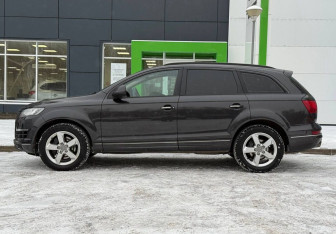 Подержанный автомобиль Audi Q7 2015 года (8 фото)