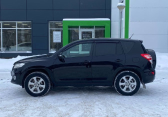 Подержанный автомобиль Toyota RAV4 2010 года (8 фото)