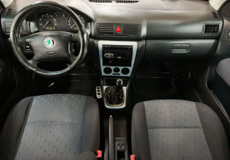 Подержанный автомобиль Skoda Octavia Liftback 2009 года (11 фото)