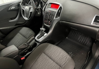 Подержанный автомобиль Opel Astra Hatchback 2013 года (13 фото)