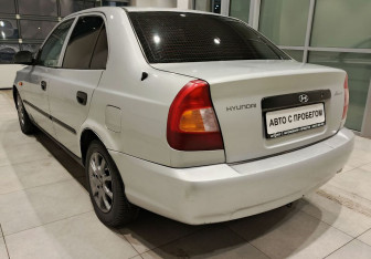 Подержанный автомобиль Hyundai Accent Sedan 2004 года (10 фото)