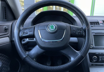 Подержанный автомобиль Skoda Octavia Liftback 2011 года (16 фото)