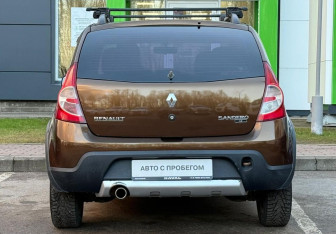 Подержанный автомобиль Renault Sandero 2013 года (6 фото)
