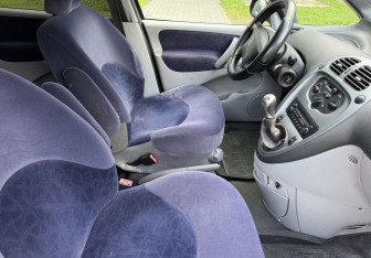 Подержанный автомобиль Citroen Xsara Picasso 2006 года (9 фото)