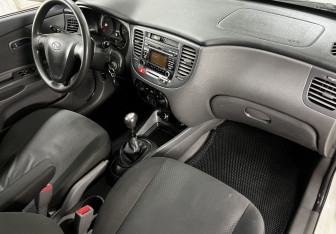Подержанный автомобиль Kia Rio Sedan 2009 года (11 фото)