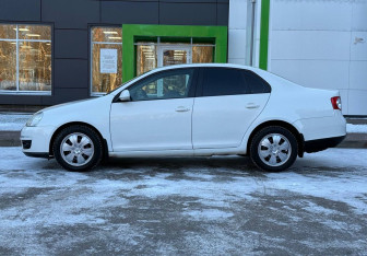 Подержанный автомобиль Volkswagen Jetta Sedan 2009 года (7 фото)