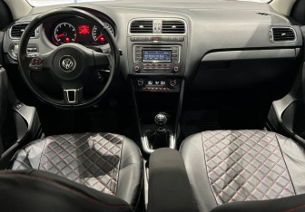 Подержанный автомобиль Volkswagen Polo Sedan 2013 года (13 фото)