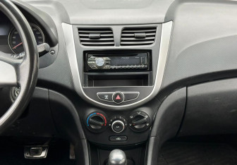 Подержанный автомобиль Hyundai Solaris Hatchback 2012 года (13 фото)