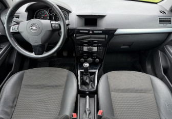 Подержанный автомобиль Opel Astra Wagon 2010 года (9 фото)