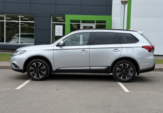 Подержанный автомобиль Mitsubishi Outlander 2022 года (8 фото)