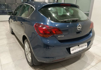 Подержанный автомобиль Opel Astra Hatchback 2011 года (7 фото)