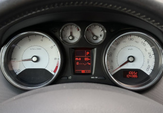 Подержанный автомобиль Peugeot 408 2014 года (12 фото)