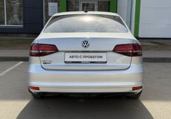Подержанный автомобиль Volkswagen Jetta Sedan 2017 года (6 фото)