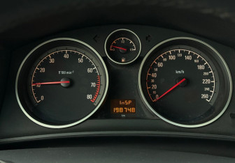 Подержанный автомобиль Opel Astra Wagon 2012 года (12 фото)