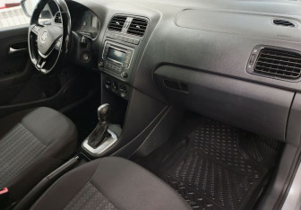 Подержанный автомобиль Volkswagen Polo Sedan 2016 года (14 фото)